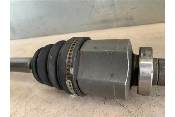 Recambio de palier delantero derecho para renault megane ii classic berlina 2.0 expression referencia OEM IAM 8200790519  