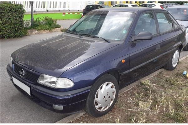 opel astra f berlina del año 1998