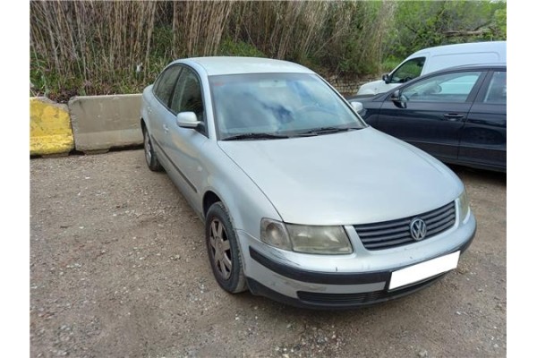 VOLKSWAGEN PASSAT BERLINA (3B2)