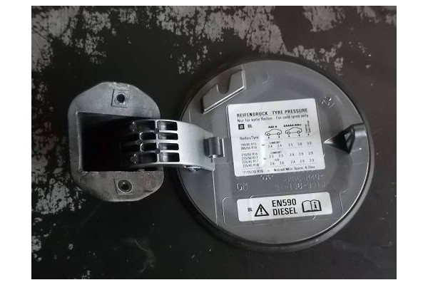Recambio de tapa exterior combustible para opel vectra c berlina 1.9 cdti referencia OEM IAM 182898  