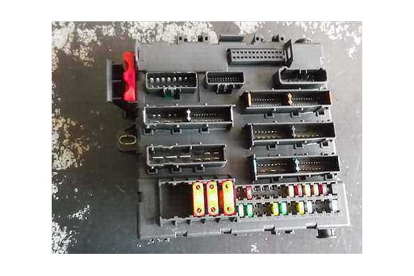 Recambio de caja reles para opel vectra c berlina 1.9 cdti referencia OEM IAM 93186630  