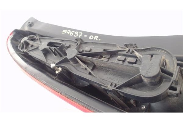 Recambio de piloto trasero derecho para mitsubishi colt cz3 berl. 5 (z30a) 1.5 di-d inform referencia OEM IAM 8330A328  