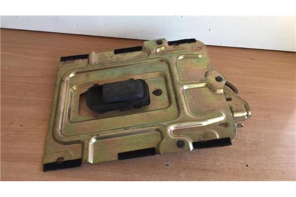 Recambio de cierre electromagnetico porton para ford fiesta berl./courier 1.8 courier familiar referencia OEM IAM 920225 MI79A 