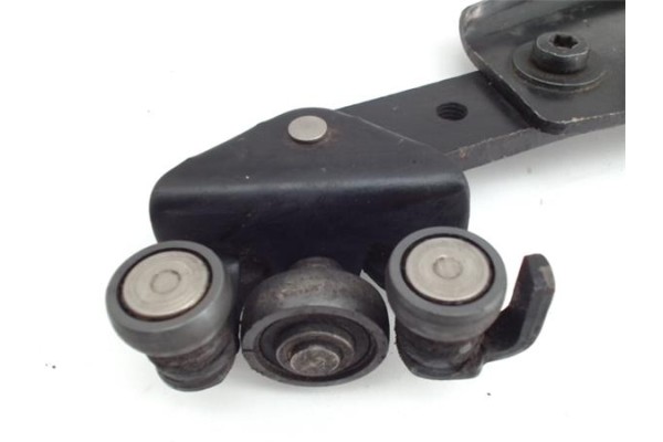 Recambio de bisagra inf. puerta delantero derecha para fiat i doblo (223) cargo 1.9 d furg. acristalado referencia OEM IAM   