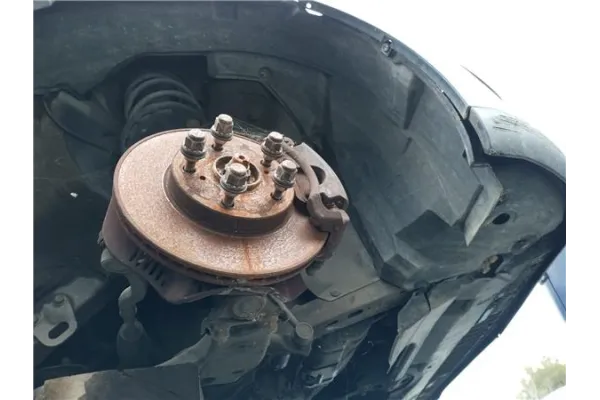 Recambio de protector pase rueda delantero derecho para toyota auris (e15) 1.6 vvti referencia OEM IAM 5387502220  