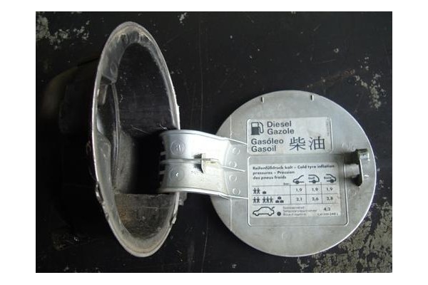 Recambio de tapa exterior combustible para volkswagen golf iv berlina (1j1) 1.9 tdi referencia OEM IAM 1J6809857EGRU  