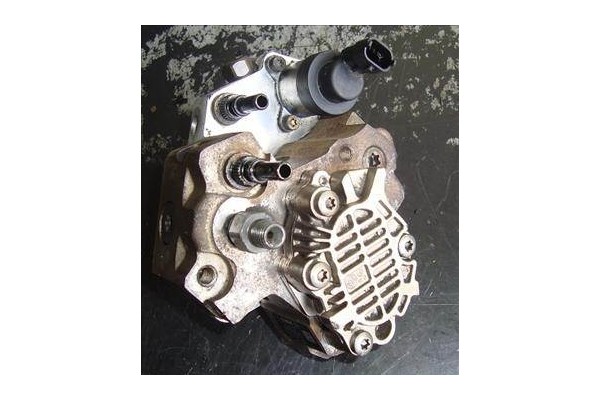 Recambio de bomba inyectora para renault master ii furgón (fd) 2.5 dci 120 referencia OEM IAM 8200586851 8200041766 0445010033 