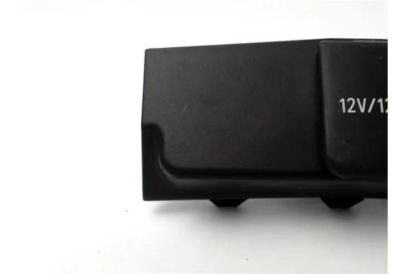 Recambio de toma corriente para toyota corolla (e21) híbrido hybrid active referencia OEM IAM 5891102380  