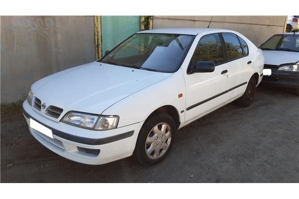 nissan primera berlina (p11)(1996) del año 