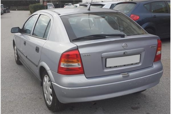 opel astra g berlina del año 2000
