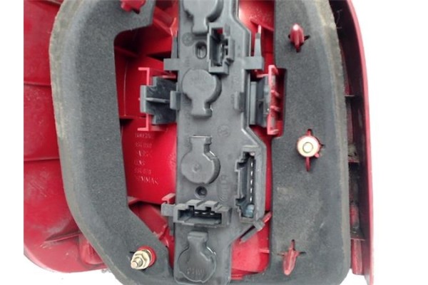 Recambio de piloto trasero derecho para volkswagen polo iii berlina (6n2) referencia OEM IAM 6N0945096H  6N0945095H , AUDI