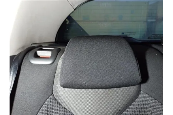 Recambio de reposacabezas asiento trasero derecho para peugeot 308 1.6 hdi referencia OEM IAM 885401  
