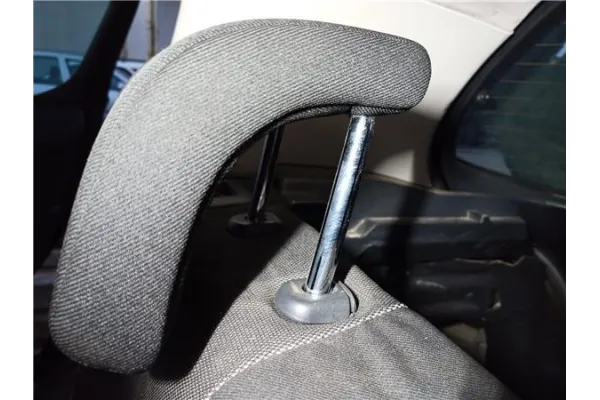 Recambio de reposacabezas asiento trasero derecho para peugeot 308 1.6 hdi referencia OEM IAM 885401  