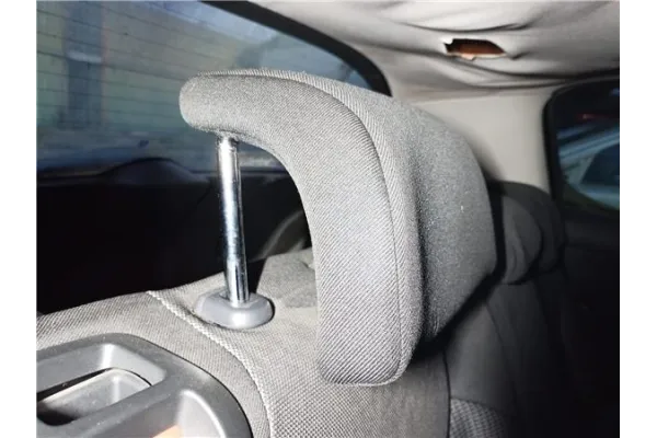 Recambio de reposacabezas asiento trasero derecho para peugeot 308 1.6 hdi referencia OEM IAM 885401  