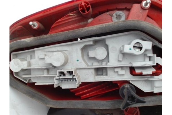 Recambio de piloto trasero derecho para renault modus i referencia OEM IAM 8200655990  