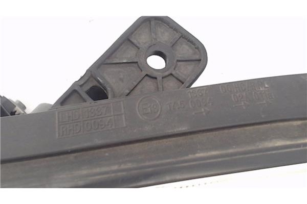 Recambio de faro delantero izquierdo para kia sportage (km) 2.0 crdi referencia OEM IAM 921011F011  