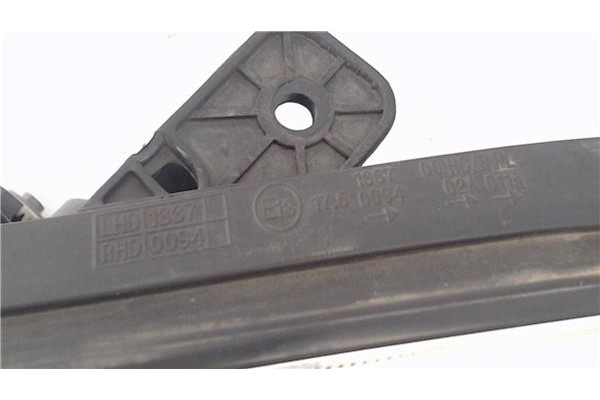 Recambio de faro delantero izquierdo para kia sportage (km) 2.0 crdi referencia OEM IAM 921011F011  