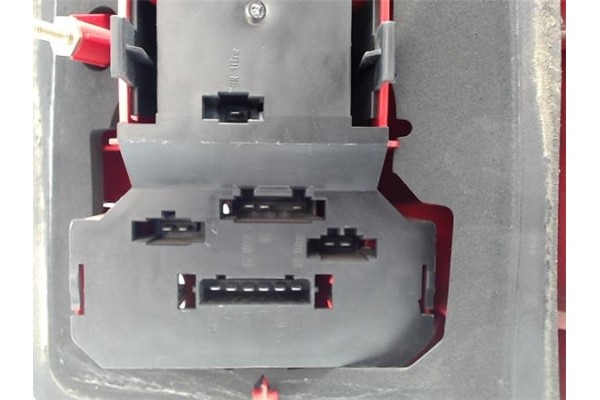 Recambio de piloto trasero izquierdo para volkswagen passat berlina (3b2) referencia OEM IAM 3B9945257 393361 