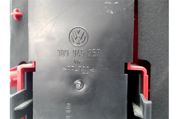 Recambio de piloto trasero izquierdo para volkswagen passat berlina (3b2) referencia OEM IAM 3B9945257 393361 