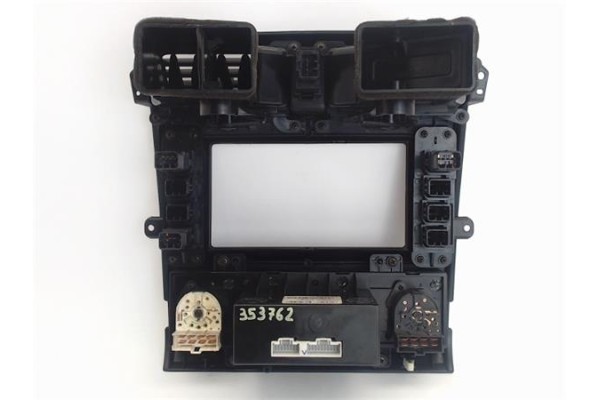 Recambio de embellecedor consola central para kia carnival 2.9 td referencia OEM IAM 0K35C61190  