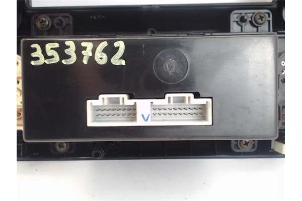 Recambio de embellecedor consola central para kia carnival 2.9 td referencia OEM IAM 0K35C61190  