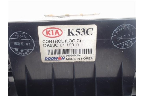Recambio de embellecedor consola central para kia carnival 2.9 td referencia OEM IAM 0K35C61190  