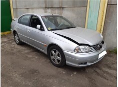 toyota avensis berlina (t22) del año 2002