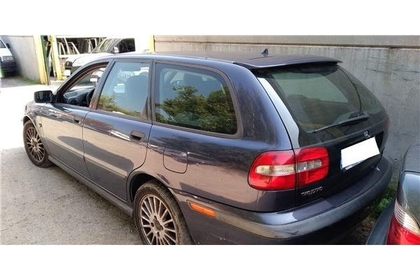 volvo v40 familiar del año 2002