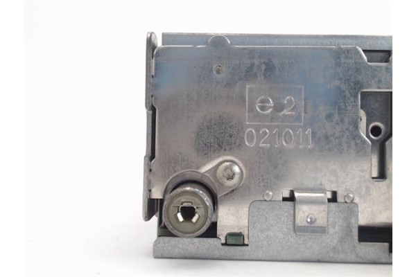 Recambio de radio / cd para renault megane ii classic berlina referencia OEM IAM 8200205833--C  
