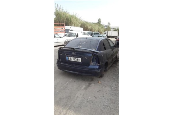 opel astra f berlina del año 2000