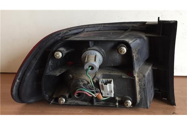 Recambio de piloto trasero derecho para honda civic iv hatchback (eg) 1.3 16v (eg3) referencia OEM IAM 0431120  