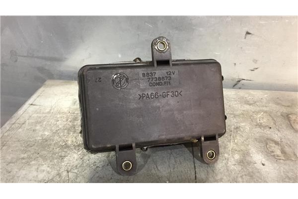 Recambio de caja fusibles/rele para fiat i punto (176) berlina 75 1.2 referencia OEM IAM 7738673 B837 