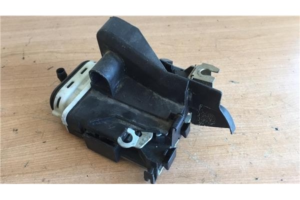 Recambio de cierre electromagnetico trasero derecho para audi a4 berlina (b5)(1994) 1.6 [1,6 ltr. - 74 kw] referencia OEM IAM 8D