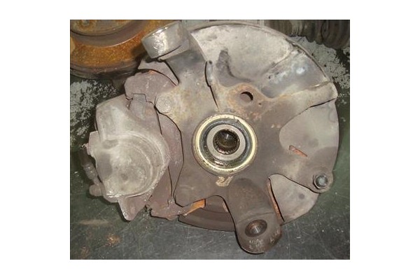 Recambio de mangueta delantero izquierda para ssangyong musso 2.9 d referencia OEM IAM 4121005002  