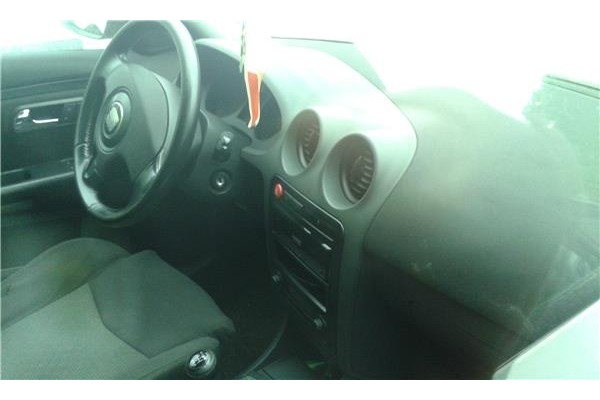 seat ibiza (6l1) del año 2002