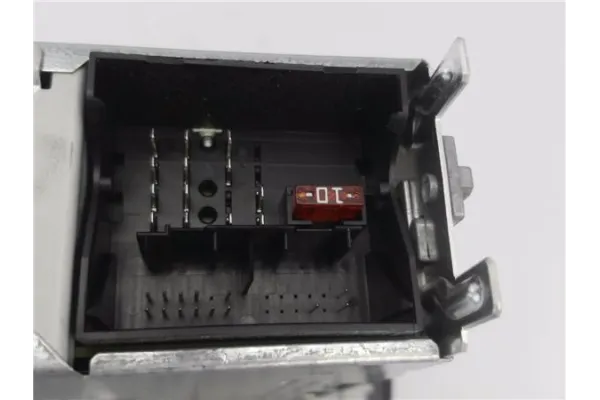 Recambio de autoradio para seat ibiza berlina (6j5) 1.6 tdi referencia OEM IAM 6J0035156  