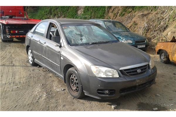 kia cerato (2004) del año 